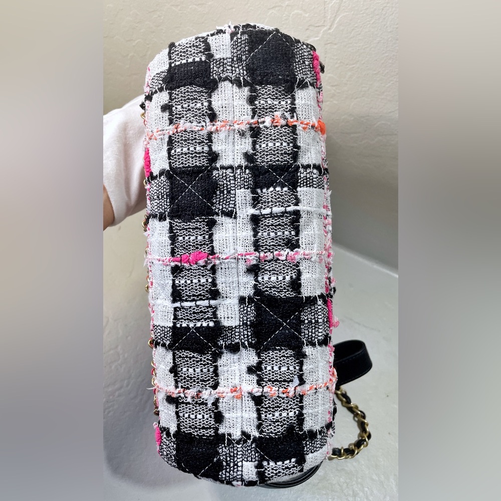 Chanel 2020 Runway Tweed Bag Signe Bowling Excellent Like New, Autenticated - Picture 5 of 16